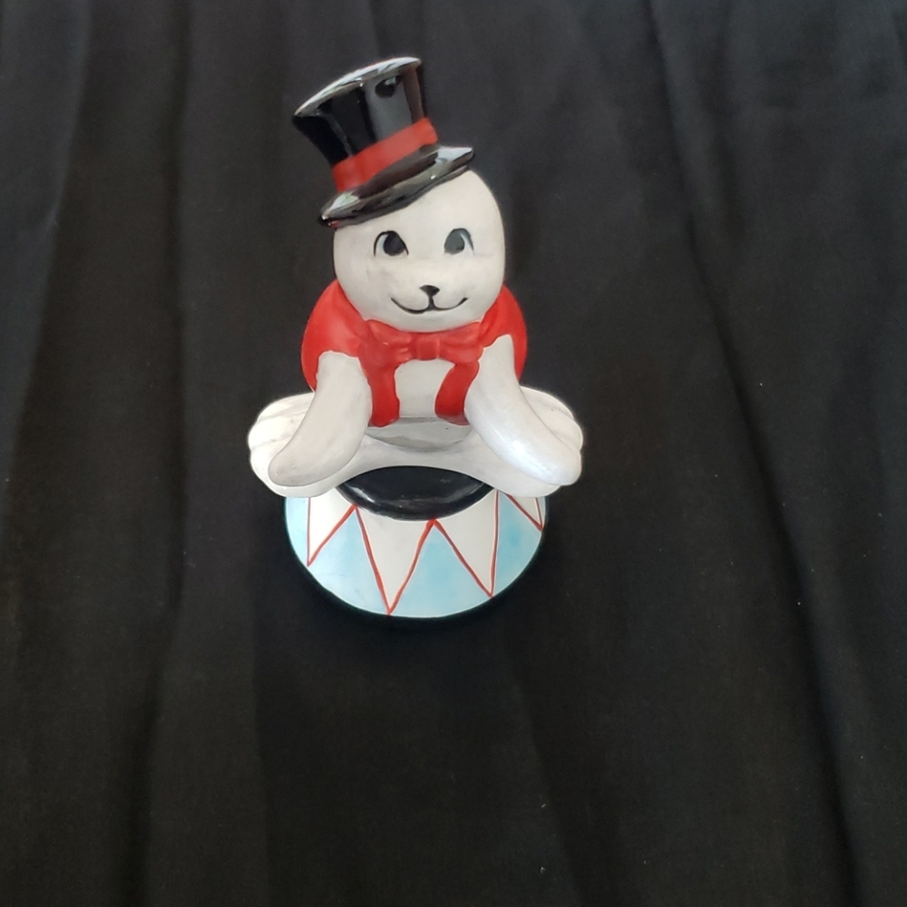 Salt and Pepper Shaker. Ceramic.